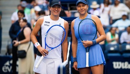 主场甜蜜复仇！阿尼西莫娃横扫斯瓦泰克，生涯首进美网四强