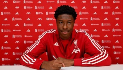 官方：利物浦与18岁后卫埃罗博马签下首份职业合同